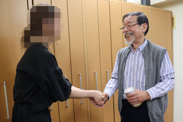 石川さんと元アフィ子が握手している写真